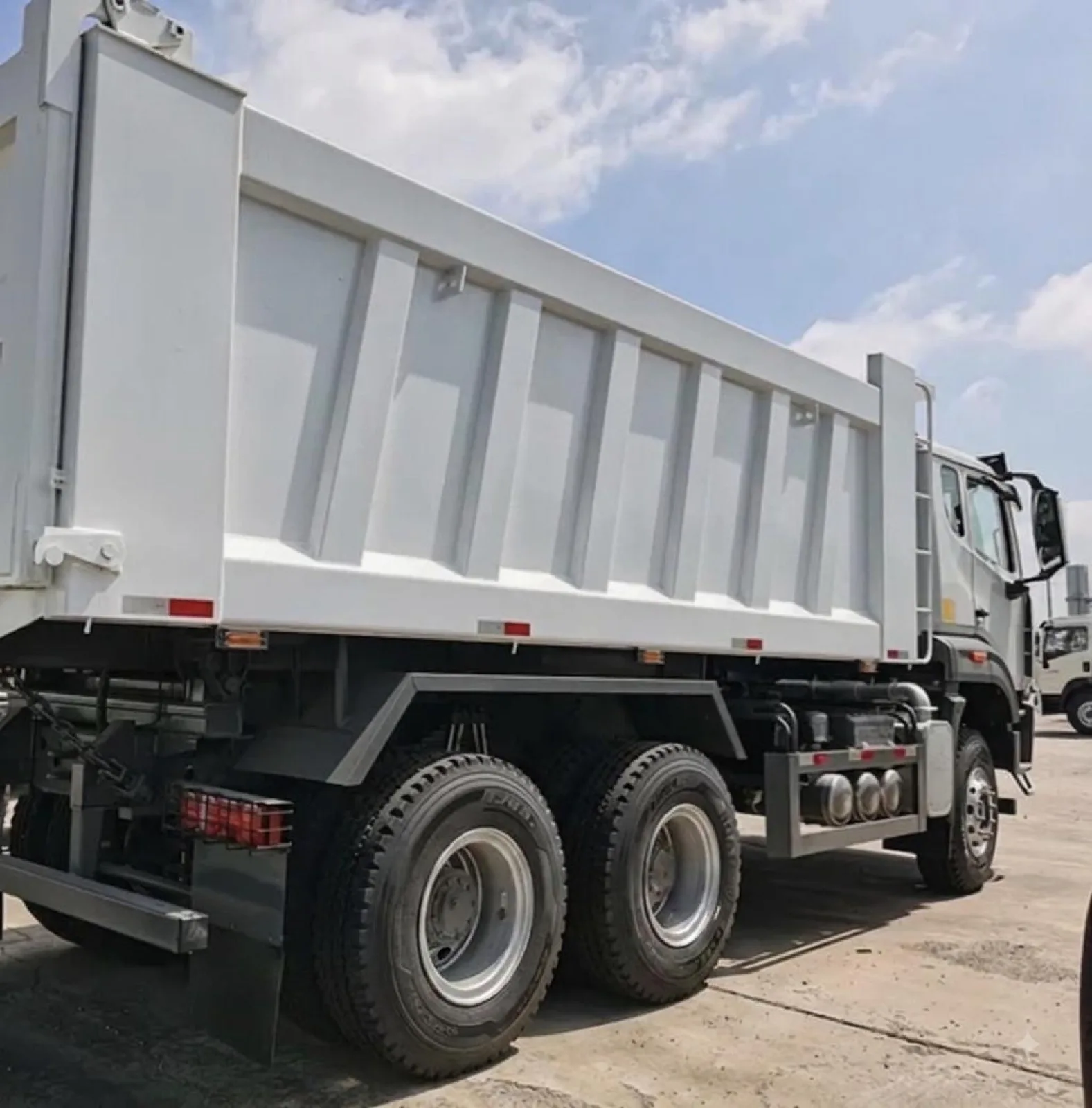 Camion benne 6X4 270 chevaux